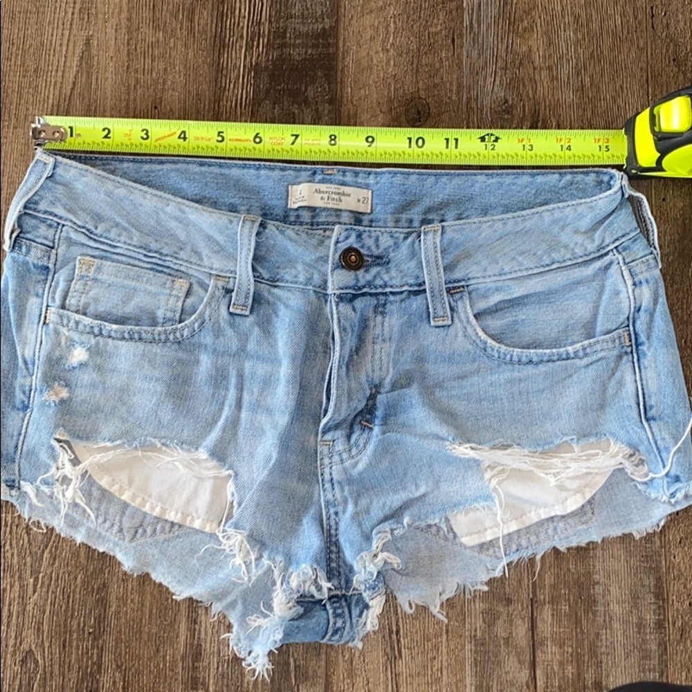 Low rise light wash distressed A&F shorts!